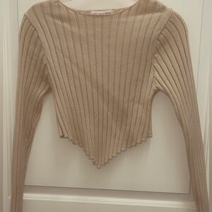 V-hem nude cropped long sleeve sweater size L, never worn.